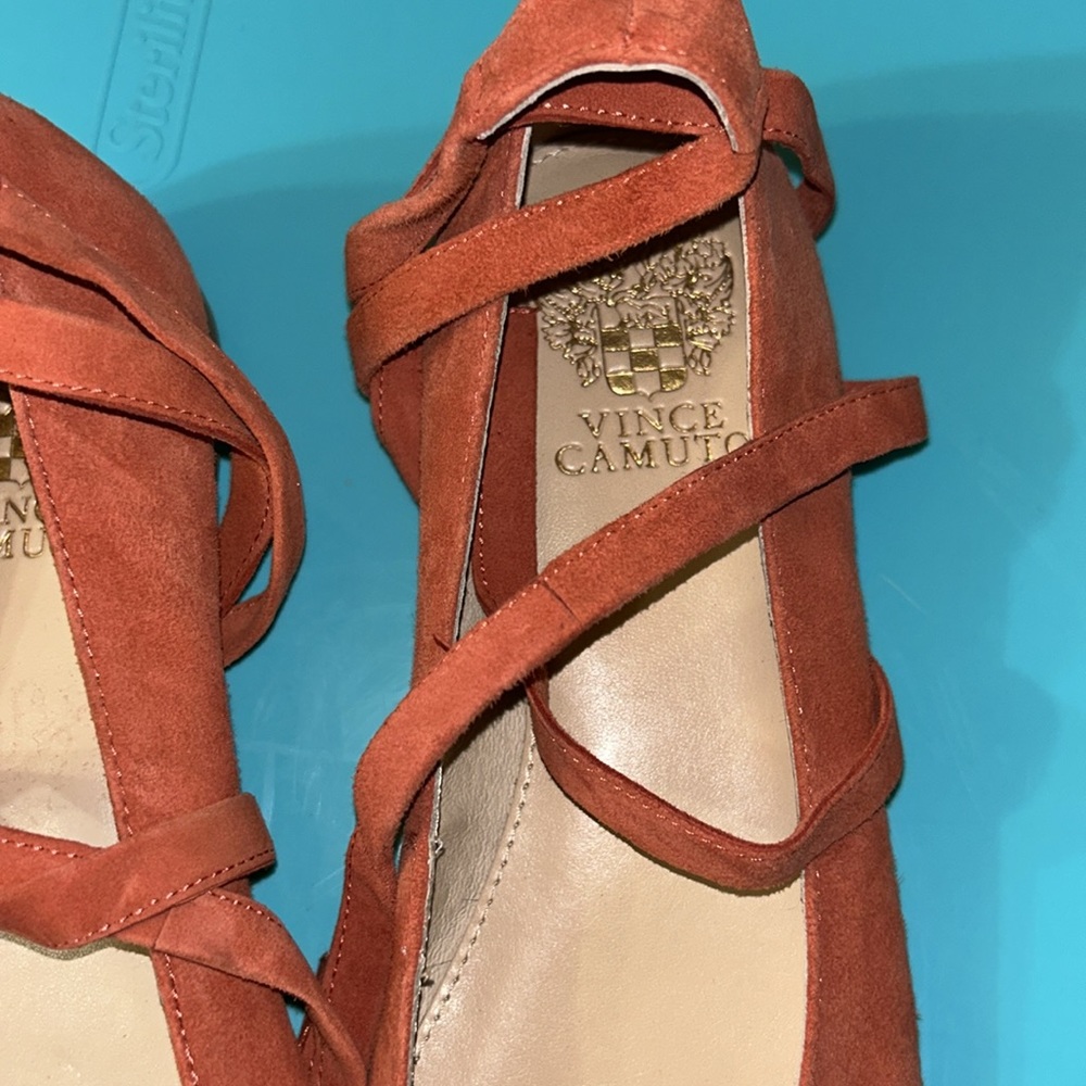 VINCE CAMUTO
Model Bevian
Retail $99.95 + tax
Orange color
Suede Pointed Toes - Picture 3 of 6